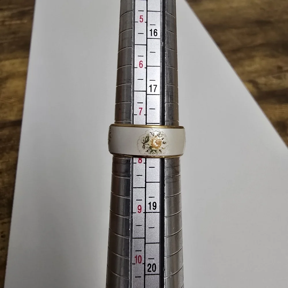 Beautiful Gold Tone White Flower Ring Size 7.5